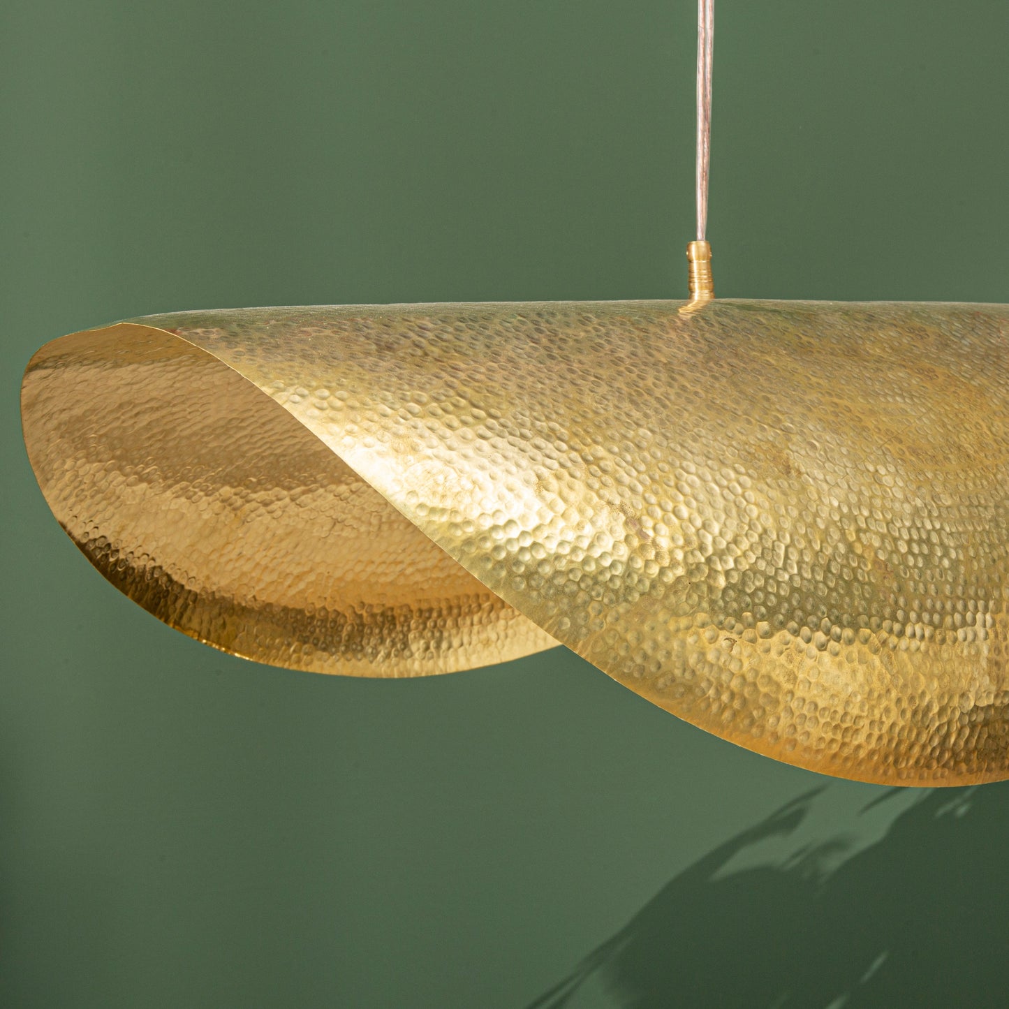 Suspension en laiton doré martelé brass 80cm