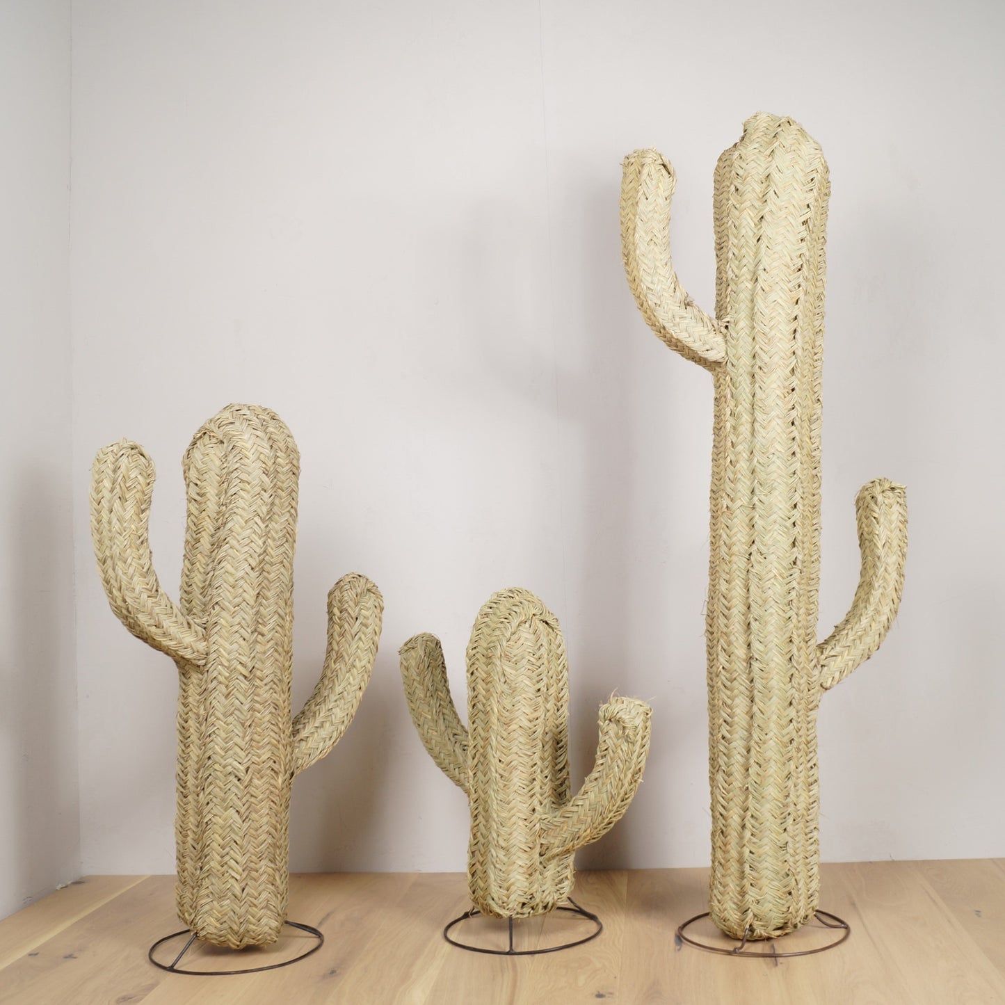 Cactus doum en paille tressée sur pied 100cm