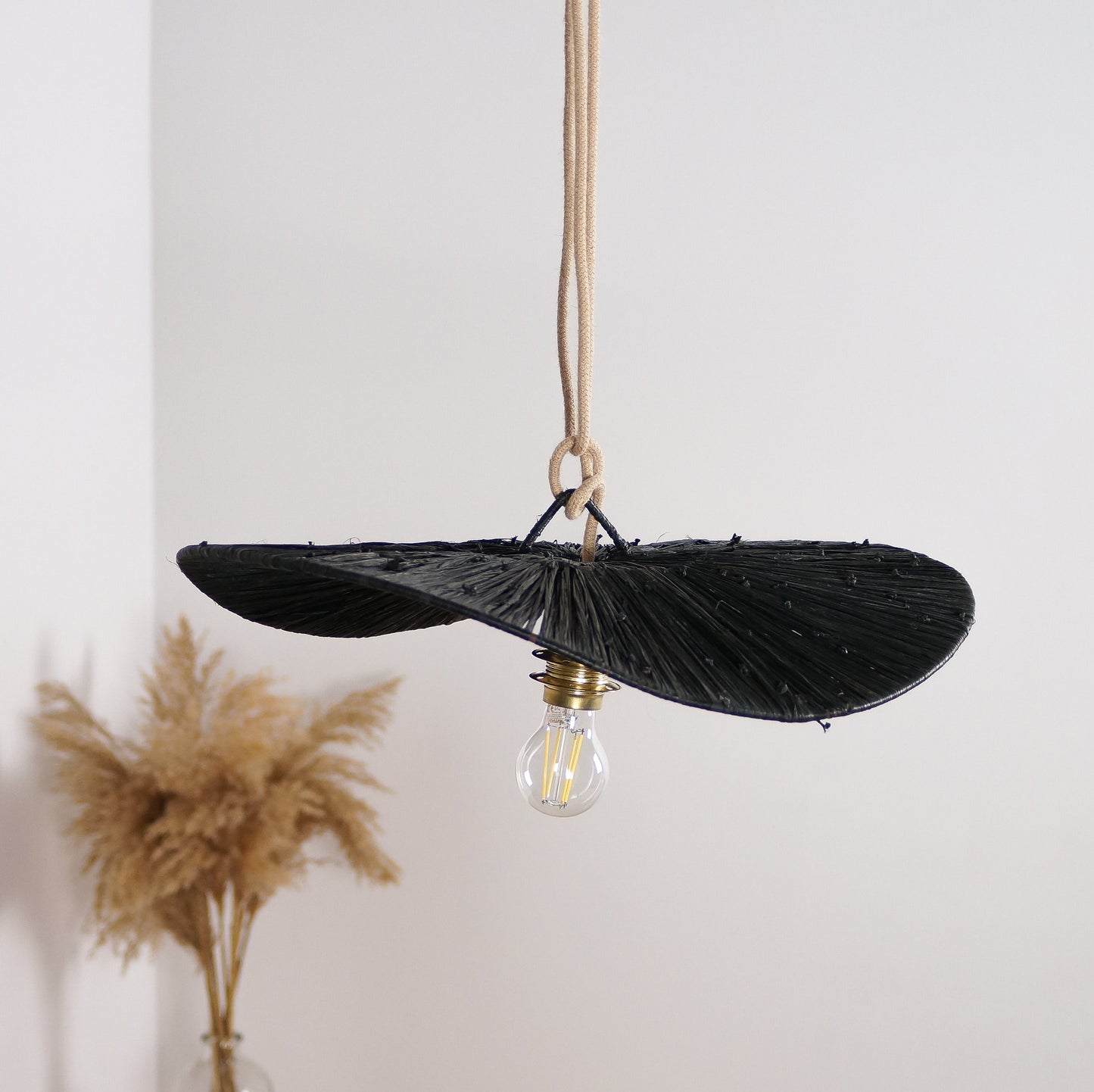 Suspension en raphia noir - plate