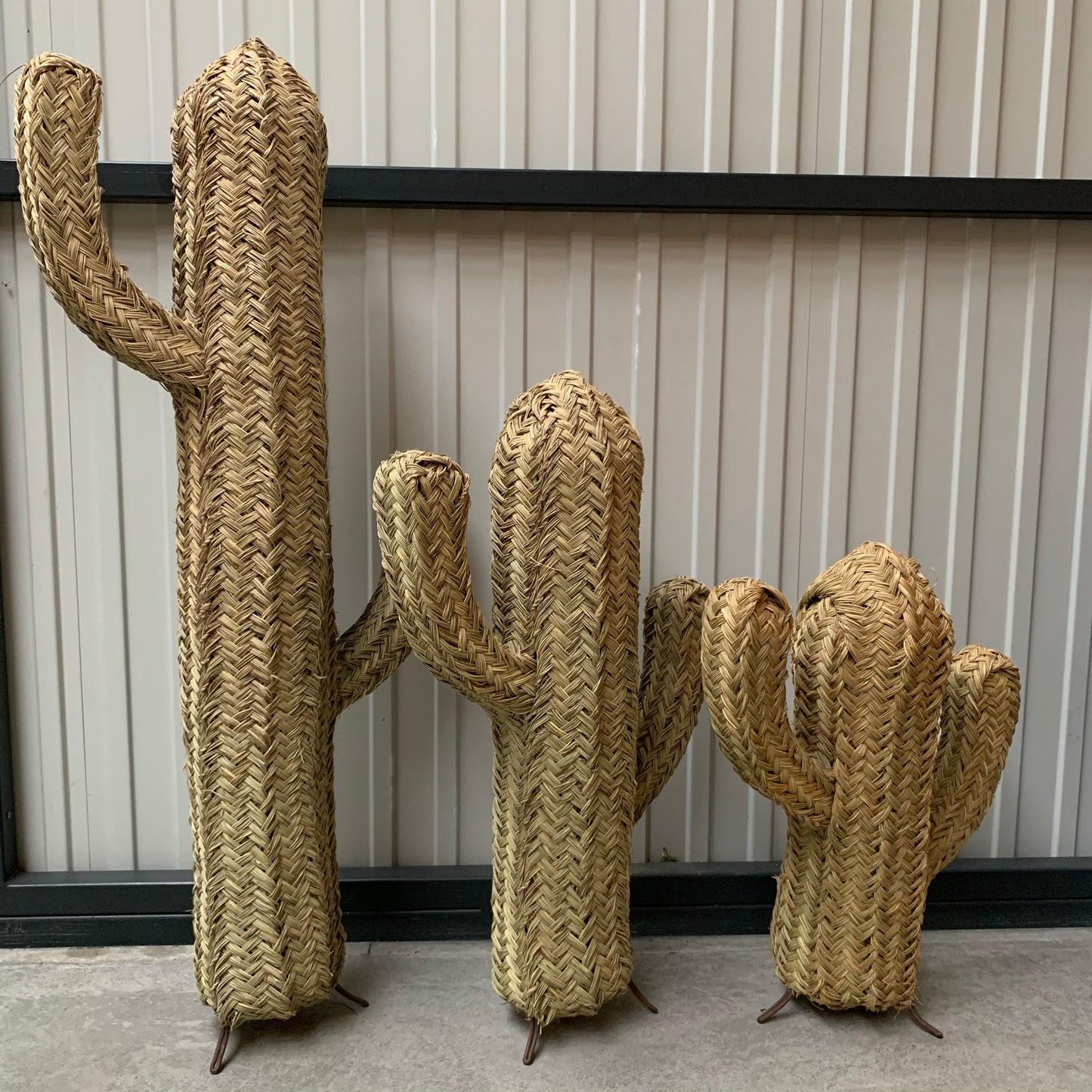 Cactus doum en paille tressée sur pied 80cm